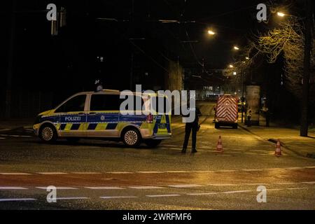 Am späten Montagabend, dem 10.03., erreichte die Notrufleitstelle der Polizei Essen ein dramatischer Notruf. Gegen 23:10 Uhr meldete ein Anrufer, dass er soeben eine Person erschossen habe. Gleichzeitig drohte er, sofort zu schießen, sobald sich Einsatzkräfte, insbesondere Polizeikräfte, dem Haus nähern würden. Aufgrund dieser bedrohlichen Situation wurden sofort mehrere Streifenwagen zur Einsatzadresse entsandt, begleitet von der Hinzuziehung spezialisierter Kräfte. Die Straßen im Brilken und Essener Straße in Essen-Stoppenberg wurden komplett abgesperrt, während die Ermittlungen voranschri Stockfoto