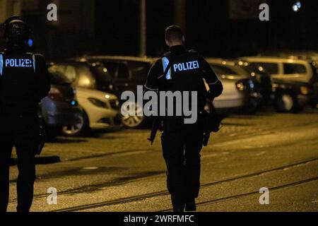 Am späten Montagabend, dem 10.03., erreichte die Notrufleitstelle der Polizei Essen ein dramatischer Notruf. Gegen 23:10 Uhr meldete ein Anrufer, dass er soeben eine Person erschossen habe. Gleichzeitig drohte er, sofort zu schießen, sobald sich Einsatzkräfte, insbesondere Polizeikräfte, dem Haus nähern würden. Aufgrund dieser bedrohlichen Situation wurden sofort mehrere Streifenwagen zur Einsatzadresse entsandt, begleitet von der Hinzuziehung spezialisierter Kräfte. Die Straßen im Brilken und Essener Straße in Essen-Stoppenberg wurden komplett abgesperrt, während die Ermittlungen voranschri Stockfoto