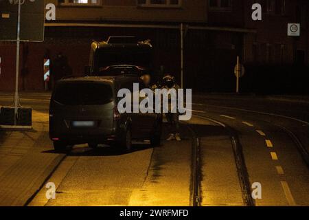 Am späten Montagabend, dem 10.03., erreichte die Notrufleitstelle der Polizei Essen ein dramatischer Notruf. Gegen 23:10 Uhr meldete ein Anrufer, dass er soeben eine Person erschossen habe. Gleichzeitig drohte er, sofort zu schießen, sobald sich Einsatzkräfte, insbesondere Polizeikräfte, dem Haus nähern würden. Aufgrund dieser bedrohlichen Situation wurden sofort mehrere Streifenwagen zur Einsatzadresse entsandt, begleitet von der Hinzuziehung spezialisierter Kräfte. Die Straßen im Brilken und Essener Straße in Essen-Stoppenberg wurden komplett abgesperrt, während die Ermittlungen voranschri Stockfoto