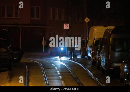 Am späten Montagabend, dem 10.03., erreichte die Notrufleitstelle der Polizei Essen ein dramatischer Notruf. Gegen 23:10 Uhr meldete ein Anrufer, dass er soeben eine Person erschossen habe. Gleichzeitig drohte er, sofort zu schießen, sobald sich Einsatzkräfte, insbesondere Polizeikräfte, dem Haus nähern würden. Aufgrund dieser bedrohlichen Situation wurden sofort mehrere Streifenwagen zur Einsatzadresse entsandt, begleitet von der Hinzuziehung spezialisierter Kräfte. Die Straßen im Brilken und Essener Straße in Essen-Stoppenberg wurden komplett abgesperrt, während die Ermittlungen voranschri Stockfoto