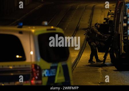 Am späten Montagabend, dem 10.03., erreichte die Notrufleitstelle der Polizei Essen ein dramatischer Notruf. Gegen 23:10 Uhr meldete ein Anrufer, dass er soeben eine Person erschossen habe. Gleichzeitig drohte er, sofort zu schießen, sobald sich Einsatzkräfte, insbesondere Polizeikräfte, dem Haus nähern würden. Aufgrund dieser bedrohlichen Situation wurden sofort mehrere Streifenwagen zur Einsatzadresse entsandt, begleitet von der Hinzuziehung spezialisierter Kräfte. Die Straßen im Brilken und Essener Straße in Essen-Stoppenberg wurden komplett abgesperrt, während die Ermittlungen voranschri Stockfoto