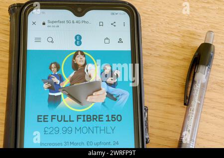 EE-Website auf einem Smartphone, Großbritannien Stockfoto