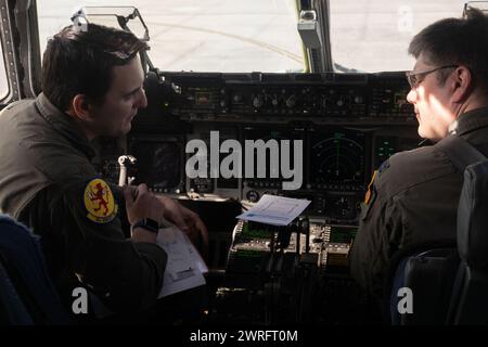 Major Daniel Godshalk und Captain Nicholas McVey, die Piloten der 16th Airlift Squadron (16AS), füllen eine Checkliste vor dem Flug aus Stockfoto