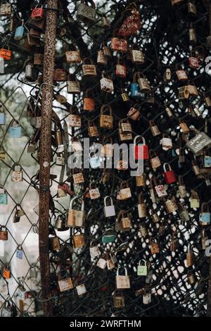 Love-Schlösser am Kettenzaun Stockfoto