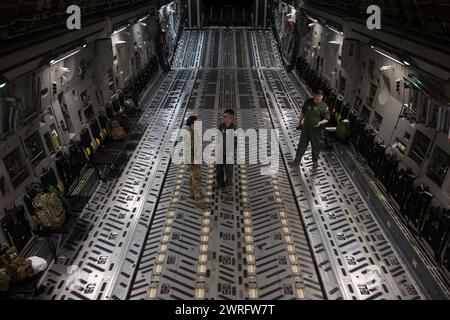 US Air Force Luftmann 1. Klasse Rachel Pakenas, Luftkampfkamerageselle, Staff Sgt. Devin Rumbaugh, Luftkampfkamerahandwerker Stockfoto