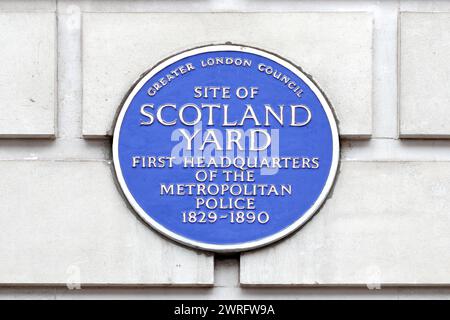 Schild an der Stelle von Scotland Yard, dem ersten Hauptquartier der Metropolitan Police (1829-1890) in Whitehall, London Stockfoto