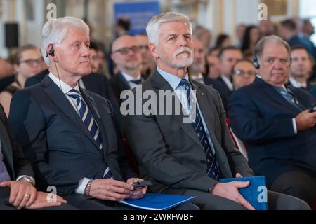 Prag, Tschechische Republik. März 2024. Der ehemalige Präsident der Vereinigten Staaten von Amerika Bill Clinton (L) und der Präsident der Tschechischen Republik Petr Pavel (R) werden während der nationalen tschechischen Sicherheitskonferenz "unsere Sicherheit kann nicht als selbstverständlich angesehen werden" auf der Prager Burg gesehen. Der ehemalige US-Präsident Bill Clinton besucht die Tschechische Republik anlässlich des 25. Jahrestages des Beitritts der Tschechischen Republik zur NATO. Während seines Besuchs nahm er an der nationalen tschechischen Sicherheitskonferenz mit dem Titel "unsere Sicherheit kann nicht als selbstverständlich angesehen werden" auf der Prager Burg Teil. Quelle: SOPA Images Limited/Alamy Live News Stockfoto