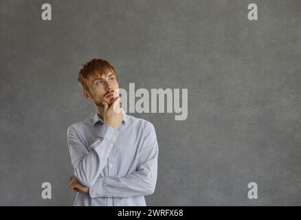 Selbstbewusster und nachdenklicher junger Mann aus dem kaukasus, der sein Geschäft plant und sich eine Idee einfällt. Stockfoto