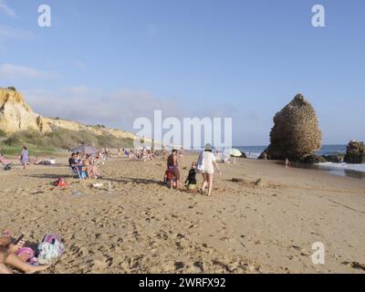 Strandbesucher an einem sonnigen Nachmittag in der Nähe der Ruinen des Wachturms namens Torre del Rio de Oro, Palos de la Frontera, Spanien, Oktober 2023 Stockfoto