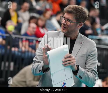 12. März 2024, Niedersachsen, Lüneburg: Volleyball, Männer: CEV Cup, SVG Lüneburg - Resovia Rzeszow, Finale, erstes Leg, in der LKH Arena. Lüneburger Trainer Stefan Hübner in Aktion. Foto: Marcus Brandt/dpa Stockfoto