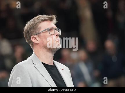 12. März 2024, Niedersachsen, Lüneburg: Volleyball, Männer: CEV Cup, SVG Lüneburg - Resovia Rzeszow, Finale, erstes Leg, in der LKH Arena. Lüneburgs Trainer Stefan Hübner. Foto: Marcus Brandt/dpa Stockfoto