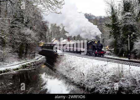 10/12/17 der Santa Express verlässt den Bahnhof Consall an der Churnet Valley Railway in den Staffordshire Moorlands bei Leek. Alle Rechte Vorbehalten Stockfoto