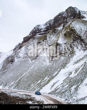 03/18 Ein Lexus NX 300 Hybrid fährt den Winnats Pass in der Nähe von Castleton im Derbyshire Peak District hinauf. Alle Rechte vorbehalten F Stop Press Ltd Stockfoto