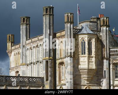 Gerippte achteckige Stützen und Orielfenster der Großen Halle des 1. Grades sind romantisch, malerisch, im neugotischen Stil errichtetes Highcliffe Castle, D. Stockfoto