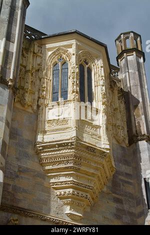 Schmales, halb achteckiges Oriel-Fenster, geschnitzt mit Medeival-Schnitzereien, flankiert von gerippten achteckigen Stützen, Highcliffe Castle, Dorset, UK Stockfoto