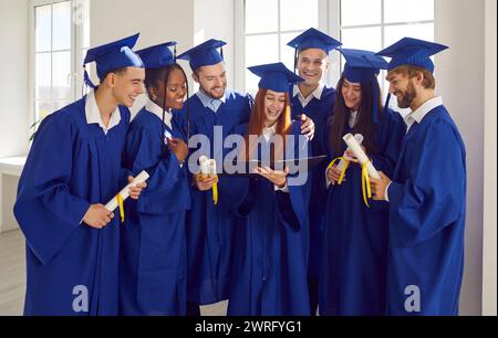 Eine Gruppe Von Studenten Mit Absolventen, Die Diplome Besitzen Stockfoto