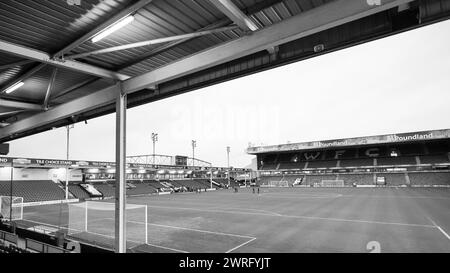 Walsall, Großbritannien. März 2024. Eine allgemeine Ansicht des Bodens vom BAT-Stand während des Spiels der EFL Sky Bet League 2 zwischen Walsall und Barrow im Poundland Bescot Stadium, Walsall, England am 12. März 2024. Foto von Stuart Leggett. Nur redaktionelle Verwendung, Lizenz für kommerzielle Nutzung erforderlich. Keine Verwendung bei Wetten, Spielen oder Publikationen eines einzelnen Clubs/einer Liga/eines Spielers. Quelle: UK Sports Pics Ltd/Alamy Live News Stockfoto