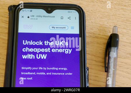 Utility Warehouse-Website auf einem Smartphone Stockfoto