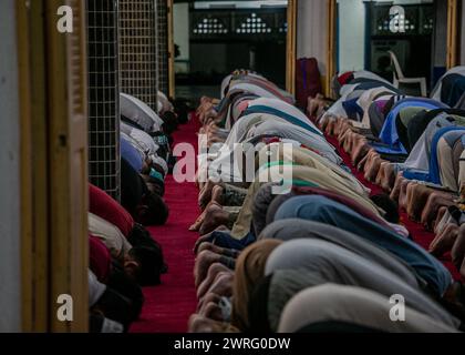 Taguig, Nationale Hauptstadtregion, Philippinen. März 2024. Philippinische Muslime beten in der Blauen Moschee (Kreditbild: © Jose Monsieur Santos/ZUMA Press Wire) NUR REDAKTIONELLE VERWENDUNG! Nicht für kommerzielle ZWECKE! Stockfoto