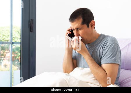 Aufnahme eines Patienten, der mit einem Arzt telefoniert Stockfoto