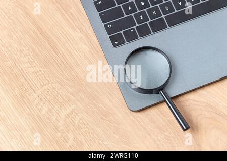 Lupe auf der Tastatur. Internet Suche Konzept Stockfoto