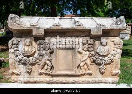 Sarkophag in der antiken Stadt Aphrodisias in Geyre, Aydin, Turkiye Stockfoto