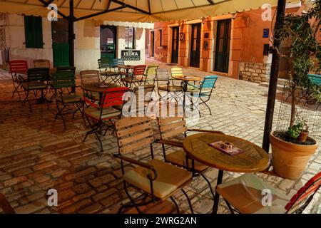 11.03.2023 - Rovinj, Kroatien: Schöner farbenfroher Platz in der Altstadt von Rovinj mit Restaurants Stockfoto