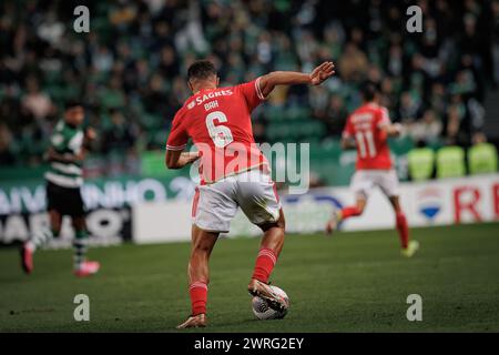 Alexander Bah im Halbfinalspiel TACA de Portugal 23/24 zwischen Sporting CP und SL Benfica im Estadio Jose Alvalade in Lissabon, Portugal. (Maciej Ro Stockfoto