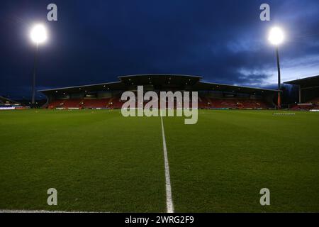 Eine allgemeine Ansicht des Rennplatzes während des Spiels der Sky Bet League 2 zwischen Wrexham und Harrogate Town im GlyndÅµr University Racecourse Stadion in Wrexham am Dienstag, den 12. März 2024. (Foto: Michael Driver | MI News) Credit: MI News & Sport /Alamy Live News Stockfoto
