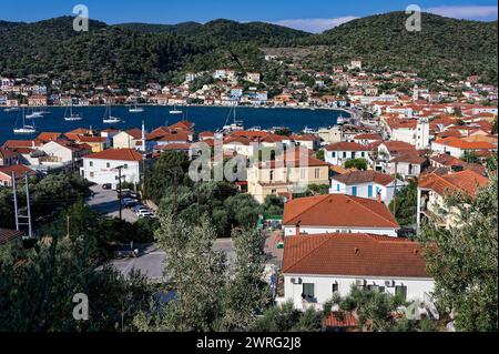 Blick auf das Dorf Vathy, die Hauptstadt der Insel Ithaka, Griechenland im Sommer Stockfoto