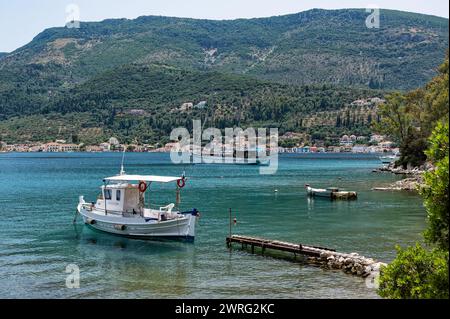 Traditionelle Holzfischboote am Hafen von Vathy in Ithaka, Griechenland Stockfoto