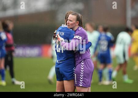 Everton FC gegen Chelsea FC Womens FA Cup Walton Hall Park Stadium LIVERPOOL ENGLAND 10. März 2024 Courtney Brosnan von Everton konsolt Elise Stenevik von Evertonat die letzte Pfeife am Ende des Women´s FA Cup Spiels zwischen Everton FC und Chelsea FC im Walton Hall Park Stadium Liverpool am 10. März 2024 in Birkenhead, England. Foto: Alan Edwards Stockfoto