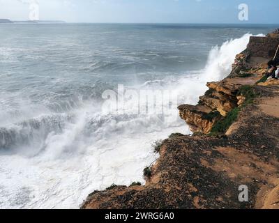 Olas gigantes en la Playa Norte de Nazaré, en el distrito de Leiría, Provincia de Estremadura. Portugal Stockfoto