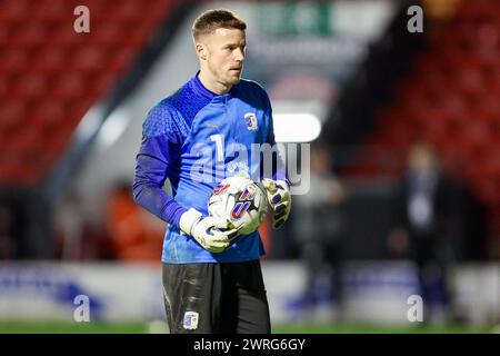 Walsall, Großbritannien. März 2024. Barrows Torhüter Paul Farman wärmte sich während des Spiels der EFL Sky Bet League 2 zwischen Walsall und Barrow im Poundland Bescot Stadium in Walsall, England am 12. März 2024 auf. Foto von Stuart Leggett. Nur redaktionelle Verwendung, Lizenz für kommerzielle Nutzung erforderlich. Keine Verwendung bei Wetten, Spielen oder Publikationen eines einzelnen Clubs/einer Liga/eines Spielers. Quelle: UK Sports Pics Ltd/Alamy Live News Stockfoto