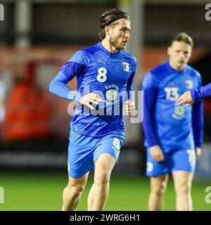 Walsall, Großbritannien. März 2024. Barrow's Kian Spence wärmte sich während des Spiels der EFL Sky Bet League 2 zwischen Walsall und Barrow im Poundland Bescot Stadium in Walsall, England am 12. März 2024 auf. Foto von Stuart Leggett. Nur redaktionelle Verwendung, Lizenz für kommerzielle Nutzung erforderlich. Keine Verwendung bei Wetten, Spielen oder Publikationen eines einzelnen Clubs/einer Liga/eines Spielers. Quelle: UK Sports Pics Ltd/Alamy Live News Stockfoto