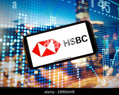 Polen. Januar 2024. In dieser Abbildung wird das HSBC-Firmenlogo auf einem Smartphone-Bildschirm angezeigt. (Credit Image: © Piotr SWAT/SOPA Images via ZUMA Press Wire) NUR REDAKTIONELLE VERWENDUNG! Nicht für kommerzielle ZWECKE! Stockfoto