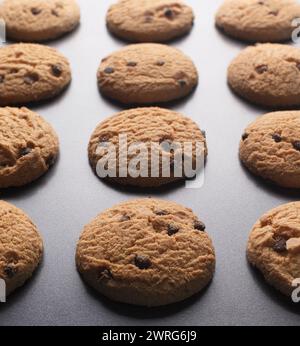 Mini-Schokoladen-Chip-Kekse auf Backblech Stockfoto