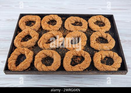 Sesambagel aus Buchweizenmehl. Vegane glutenfreie Bagels aus Buchweizenmehl und mit Sesamsamen überzogen. Gesundes Frühstück. Stockfoto