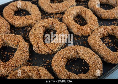 Sesambagel aus Buchweizenmehl. Vegane glutenfreie Bagels aus Buchweizenmehl und mit Sesamsamen überzogen. Gesundes Frühstück. Stockfoto