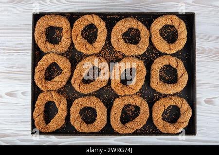 Sesambagel aus Buchweizenmehl. Vegane glutenfreie Bagels aus Buchweizenmehl und mit Sesamsamen überzogen. Gesundes Frühstück. Stockfoto