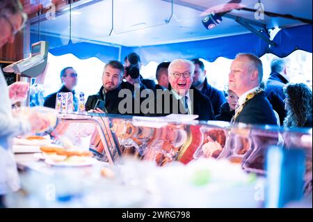 12.03.2024: Frank-Walter Steinmeier in Espelkamp - Tag 1: Der Bundespräsident macht mit fünf Jugendlichen eine Stadtführung. Er hat für drei Tage im Rahmen der 10. Ortszeit Deutschland seinen Amtssitz nach Espelkamp verlegt. Im Bild bestellt er ein Fischbrötchen auf dem Wochenmarkt neben Bürgermeister Henning Vieker CDU. , *** 12 03 2024 Frank Walter Steinmeier in Espelkamp Tag 1 der Bundespräsident nimmt fünf Jugendliche mit auf eine Stadtbesichtigung Er hat im Rahmen der 10 Ortszeit Deutschland seinen Amtssitz für drei Tage nach Espelkamp verlegt, auf dem Bild bestellt er einen Fisch Sandwich im Stockfoto