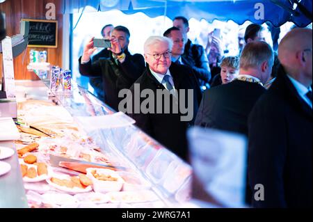 12.03.2024: Frank-Walter Steinmeier in Espelkamp - Tag 1: Der Bundespräsident macht mit fünf Jugendlichen eine Stadtführung. Er hat für drei Tage im Rahmen der 10. Ortszeit Deutschland seinen Amtssitz nach Espelkamp verlegt. Im Bild bestellt er ein Fischbrötchen auf dem Wochenmarkt. , *** 12 03 2024 Frank Walter Steinmeier in Espelkamp Tag 1 der Bundespräsident nimmt fünf Jugendliche mit auf eine Stadtbesichtigung Er hat im Rahmen der 10 Ortszeit Deutschland seinen Amtssitz für drei Tage nach Espelkamp verlegt, auf dem Bild bestellt er einen Fisch Sandwich auf dem Wochenmarkt , Stockfoto