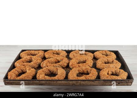 Sesambagel aus Buchweizenmehl. Vegane glutenfreie Bagels aus Buchweizenmehl und mit Sesamsamen überzogen. Gesundes Frühstück. Stockfoto