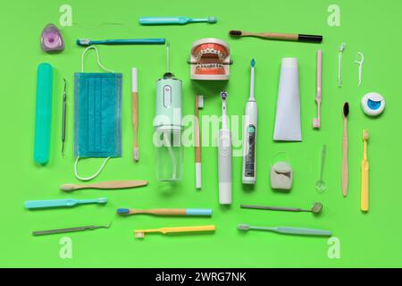 Set für die Mundhygiene mit Munddusche und Zahnarztwerkzeugen auf grünem Hintergrund Stockfoto