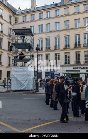 Paris, Frankreich, 2024. Ein Kameramann macht Aufnahmen des Chors von Jugendlichen, die die Rue Soufflot Proben, vor dem Pantheon (vertikal) Stockfoto