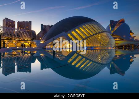 Panoramablick bei Nacht auf Hemisferic und Palau de les Arts in Valencia, Spanien Stockfoto