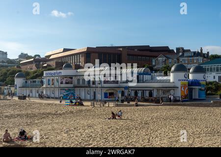 Bournemouth, Großbritannien - 11. September 2023: Wenige Menschen am West Beach vor dem Ozeanarium und dem Bournemouth International Centre. Stockfoto