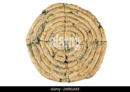 Köstlicher Kuchen aus Phyllo-Teig, dekoriert mit Sesamsamen, Spinat und Fetakäse. Traditionelles türkisches Gebäck Spinatteig in Rollenform. Tur Stockfoto