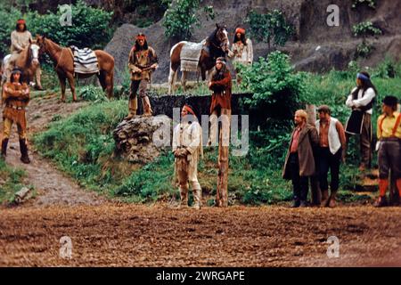 Der Schauspieler Pierre Brice als Winnetou und andere Schauspieler in dem Stück der Schatz im Silbersee von Karl May, Freilichttheater Elspe, Sauerland, Nordrhein-Westfalen, Deutschland, Juni 1982 Stockfoto