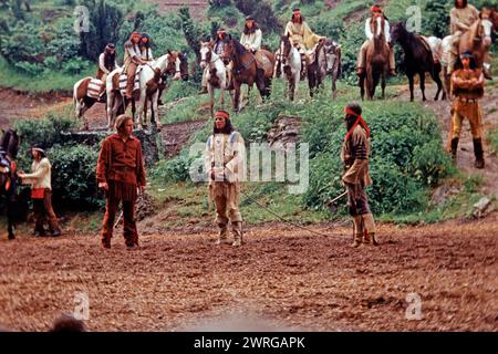 Der Schauspieler Pierre Brice als Winnetou und andere Schauspieler in dem Stück der Schatz im Silbersee von Karl May, Freilichttheater Elspe, Sauerland, Nordrhein-Westfalen, Deutschland, Juni 1982 Stockfoto